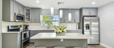 Refrigerador, microondas, horno y parrilla de estufa