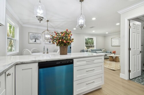 Beach Retreat 2BR/2BA  Steps to Indian Rocks & Clearwater + Hot Tub