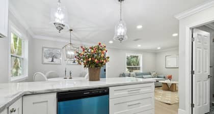 Beach Retreat 2BR/2BA Steps to Indian Rocks & Clearwater + Hot Tub