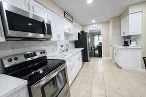 Fridge, microwave, oven, stovetop - Sleeps 8 • w Parking • Fern Valley Retreat (Houston)