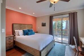 3 slaapkamers, een bureau, een strijkplank/strijkijzer, reisbedje