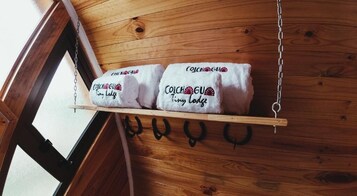 Bañera, artículos de tocador gratuitos, secador de pelo, batas