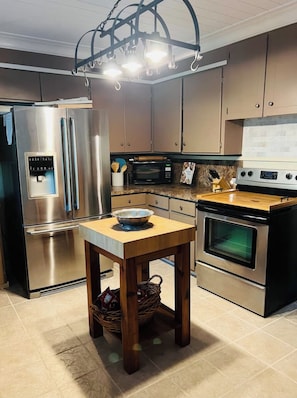 Microwave, oven, stovetop, dishwasher - Gorgeous Garden District Cottage (Monroe)