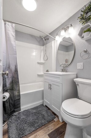 Shower, towels, soap, toilet paper - Cozy Piper Nook -1 (Anchorage)