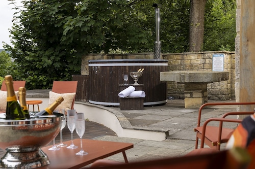 Beautifully presented dog friendly holiday home in the Cotswolds with a hot tub and swimming pool -