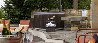 Beautifully presented dog friendly holiday home in the Cotswolds with a hot tub and swimming pool -