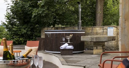 Beautifully presented dog friendly holiday home in the Cotswolds with a hot tub and swimming pool -