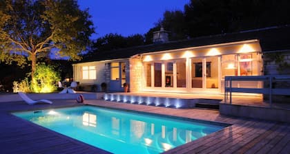 Beautifully presented dog friendly holiday home in the Cotswolds with a hot tub and swimming pool -