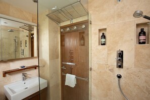 Shower, hair dryer - Beautifully presented dog friendly holiday home in the Cotswolds with a hot tub and swimming pool - (Stroud)