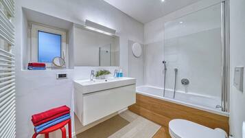 Haartrockner, Bidet, Handtücher, Seife