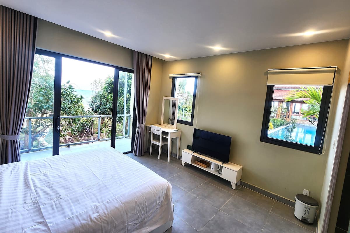 Standard Room, Ocean View | Minibar, desk, free WiFi, bed sheets