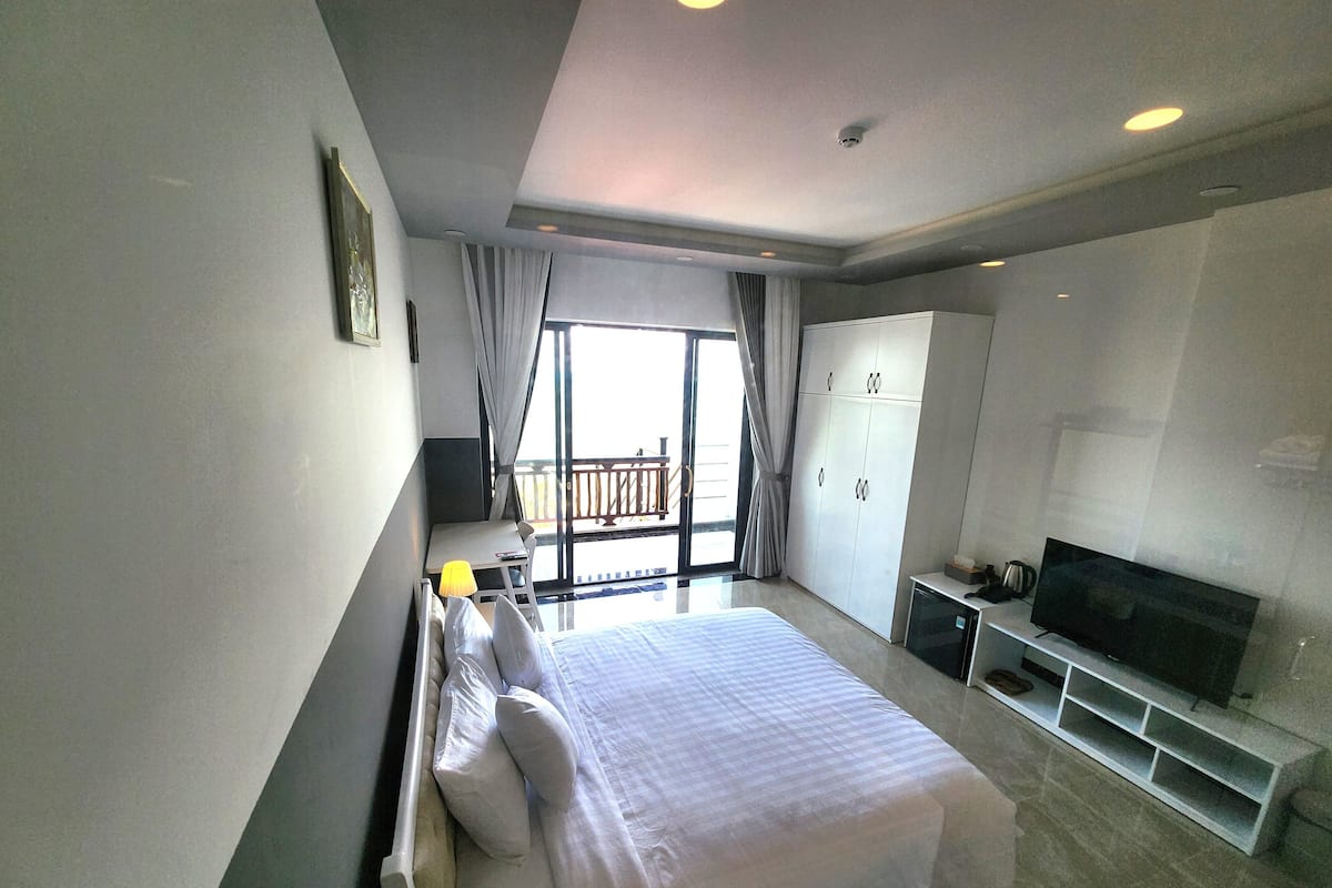 Minibar, desk, free WiFi, bed sheets
