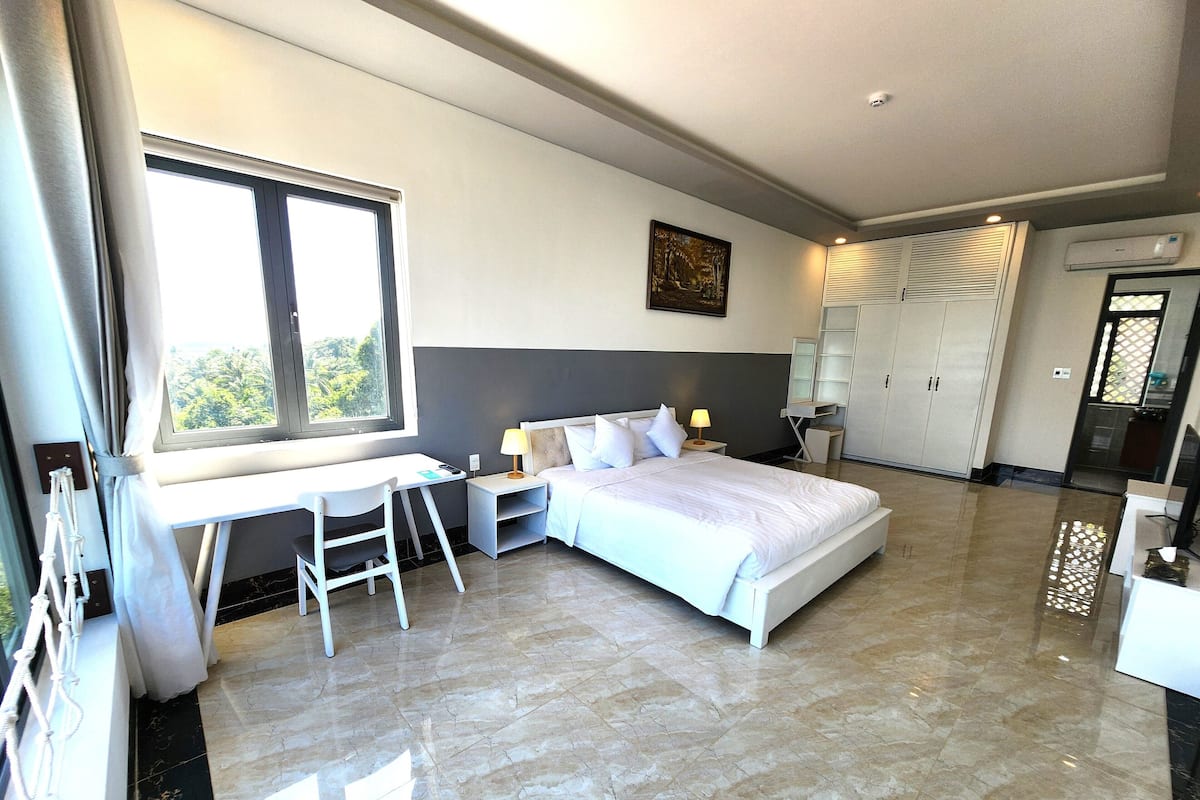 Minibar, desk, free WiFi, bed sheets