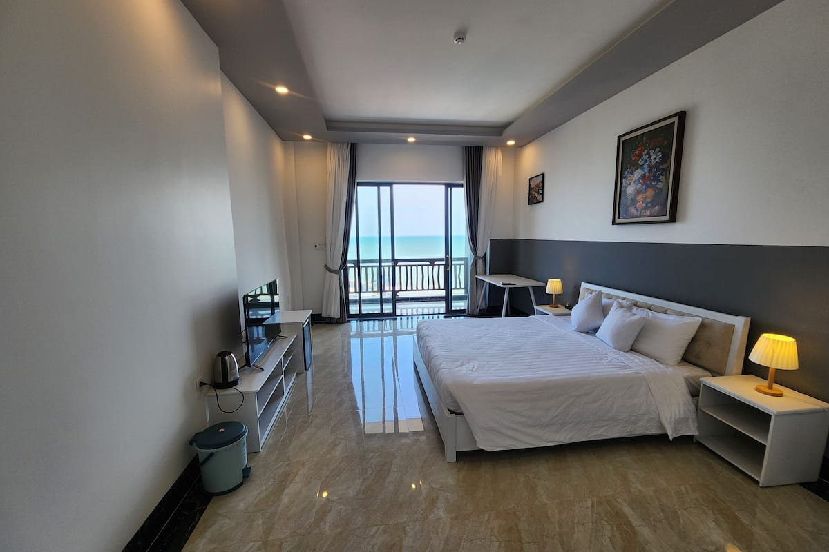 Minibar, desk, free WiFi, bed sheets