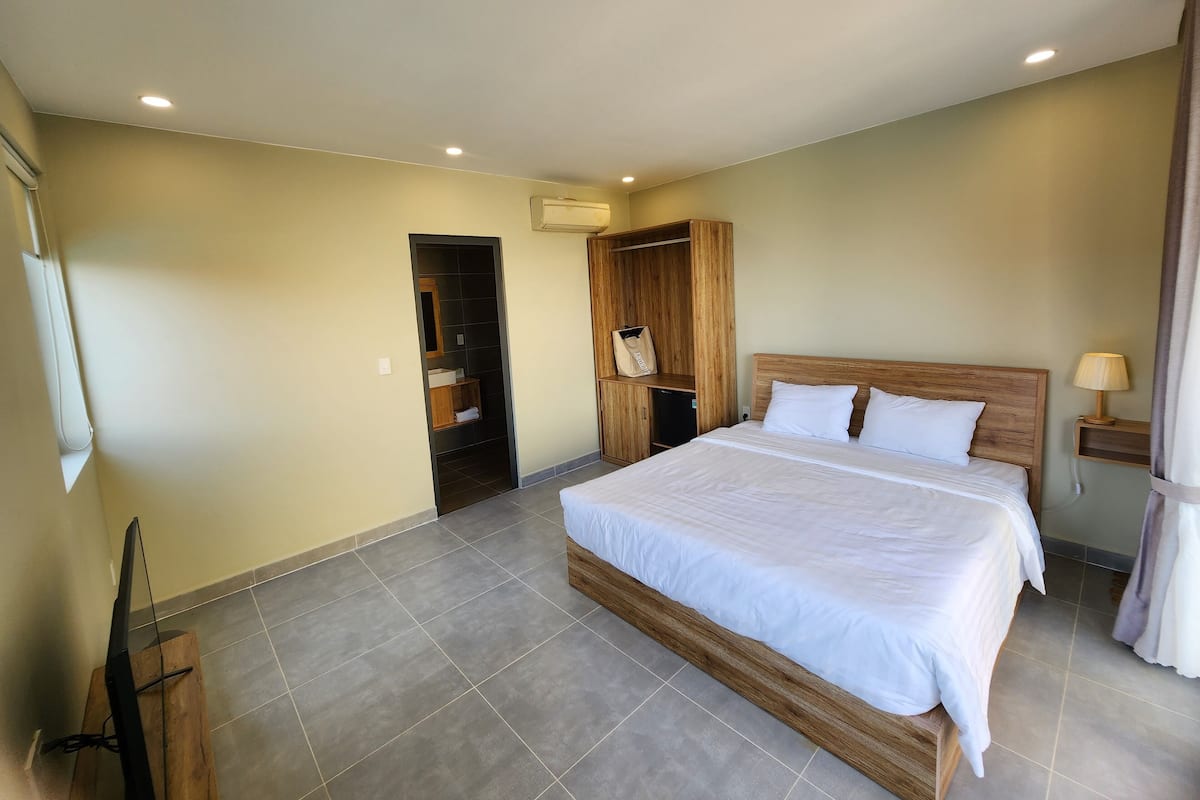 Minibar, desk, free WiFi, bed sheets