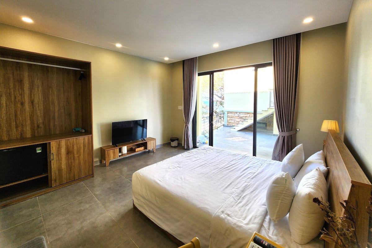 Minibar, desk, free WiFi, bed sheets