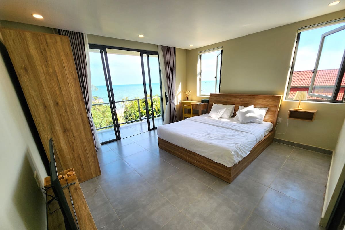 Minibar, desk, free WiFi, bed sheets