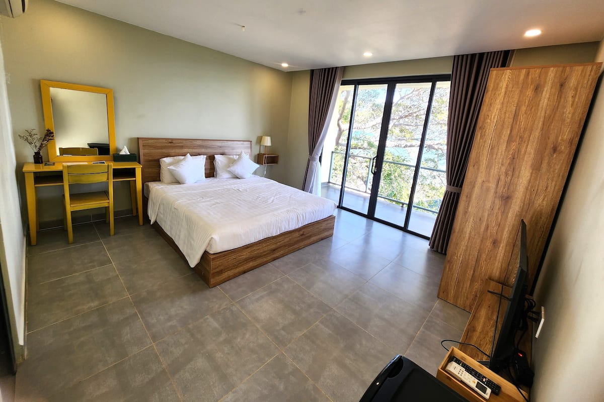 Minibar, desk, free WiFi, bed sheets