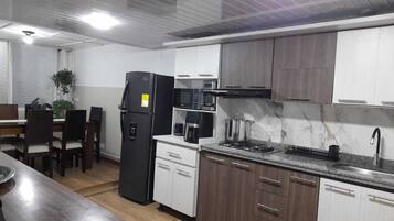 Een koelkast, een microgolfoven, een kookplaat