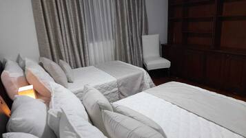 4 slaapkamers, een strijkplank/strijkijzer, gratis wifi, beddengoed