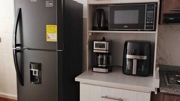 Een koelkast, een microgolfoven, een kookplaat