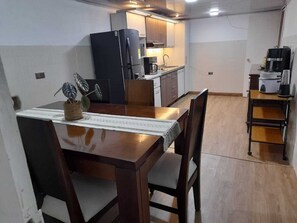 Geladeira, micro-ondas, cooktop, cafeteira/chaleira