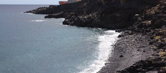 Cueva relajante con playa solitaria