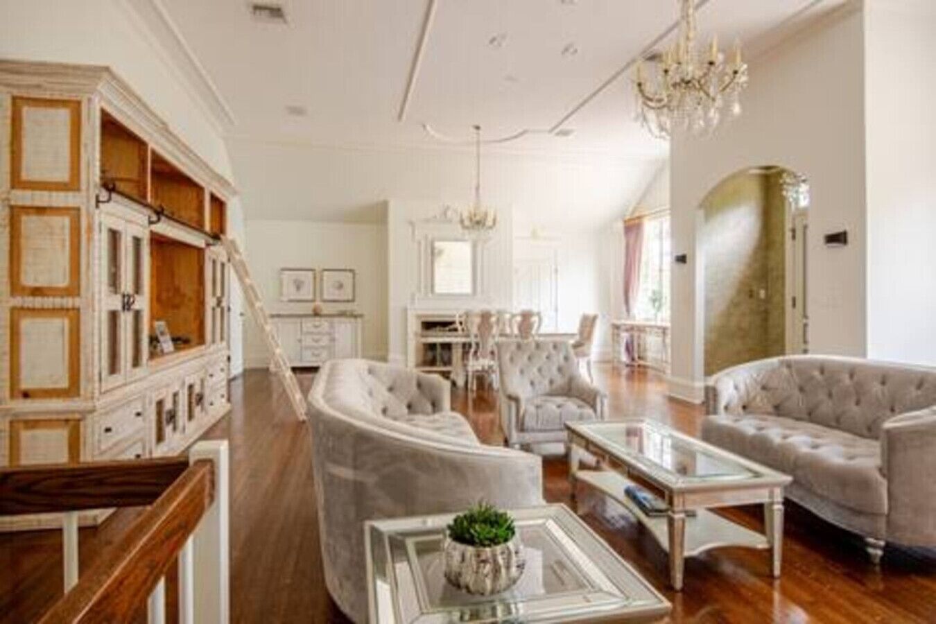 Una televisión, una chimenea