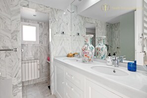 Shower, towels