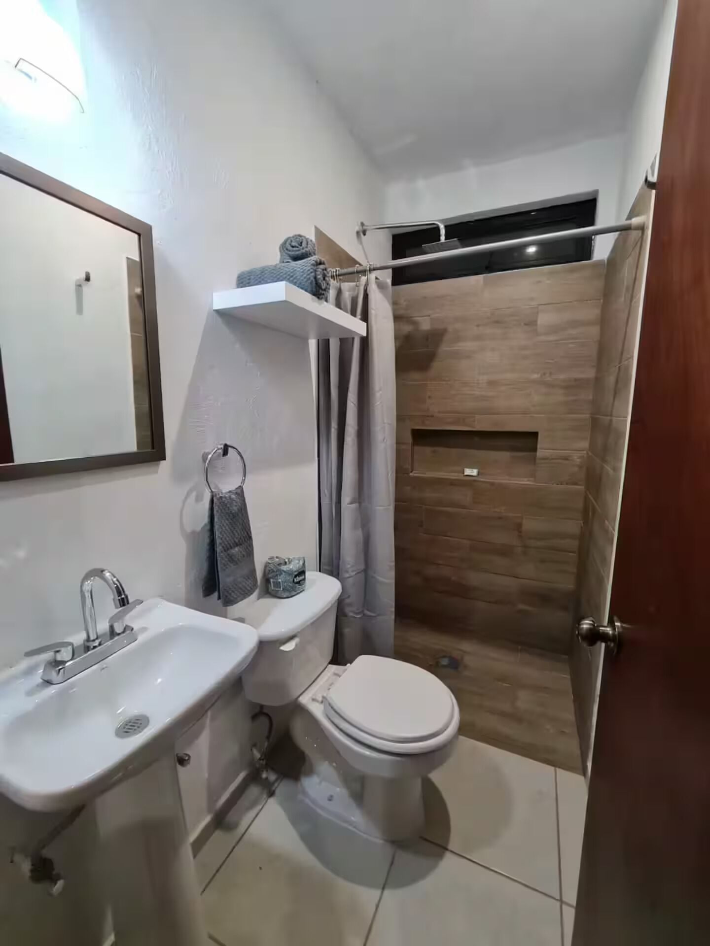Ducha, secador de pelo, toallas, jabón