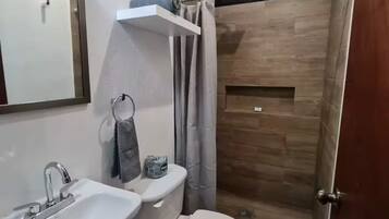 Ducha, secador de pelo, toallas, jabón