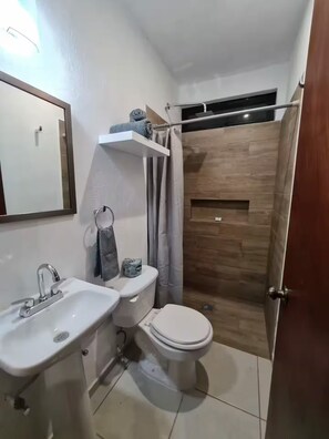 Ducha, secador de pelo, toallas, jabón