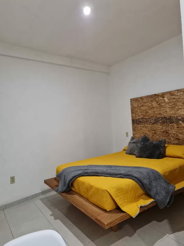 4 habitaciones, tabla de planchar con plancha, wifi y ropa de cama 