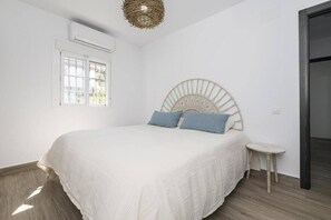 4 quartos, ferros/tábuas de passar roupa, Wi-Fi, roupa de cama