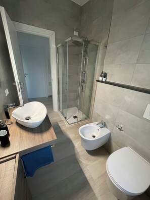 Douche, sĂšche-cheveux, bidet, serviettes fournies