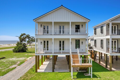 Brand New Home Steps from Beach!  Close to Aquarium and Casino 