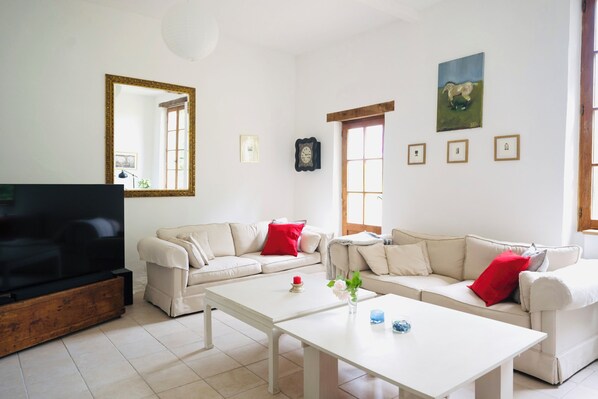 Smart TV, fireplace, computer monitors