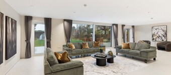 Joy Lane Mansion—Luxe Stay, Poolside Fun & Comfort