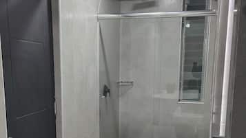 Chambre Classique Double ou avec lits jumeaux | Salle de bain | Baignoire et douche séparées, baignoire à jets, douche hydromassante