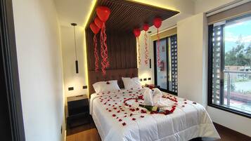 Habitació doble o amb dos llits individuals panoràmica, balcó, vistes a la muntanya | Llençols de cotó egipci, roba de llit d'alta qualitat i cobrellits