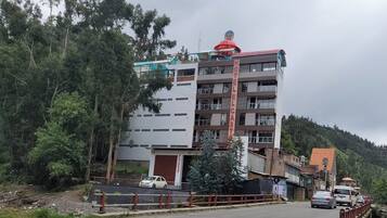 Un hotel de varios pisos con techo rojo y un cartel que dice "HOTEL CASTLE".