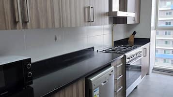 Full-sized fridge, microwave, oven, stovetop