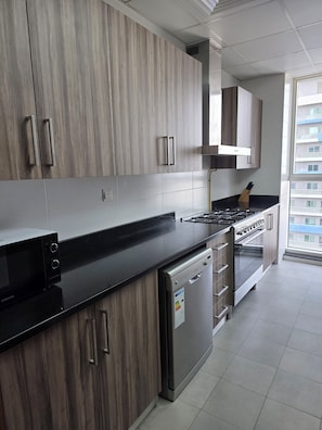 Geladeira grande, micro-ondas, fogão, cooktop