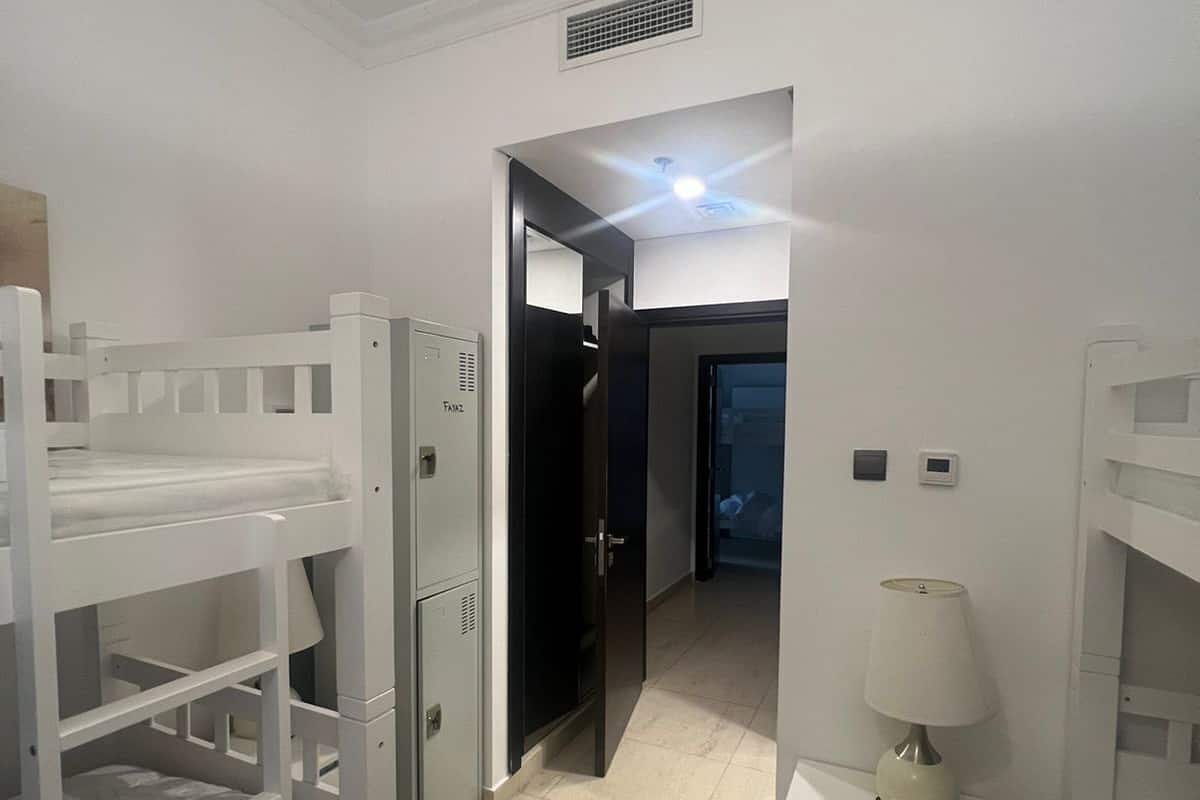 Cofres nos quartos, escrivaninha, quartos à prova de som