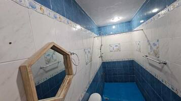 Douche, sĂšche-cheveux, serviettes fournies, savon