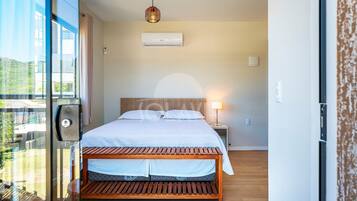 Une chambre à coucher moderne avec un lit en bois, une table de chevet, une lampe et un appareil de climatisation.