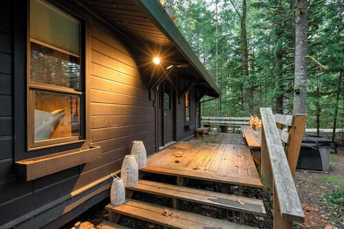 Mid-Century Cabin Hideaway - Hot Tub & Fire Pit