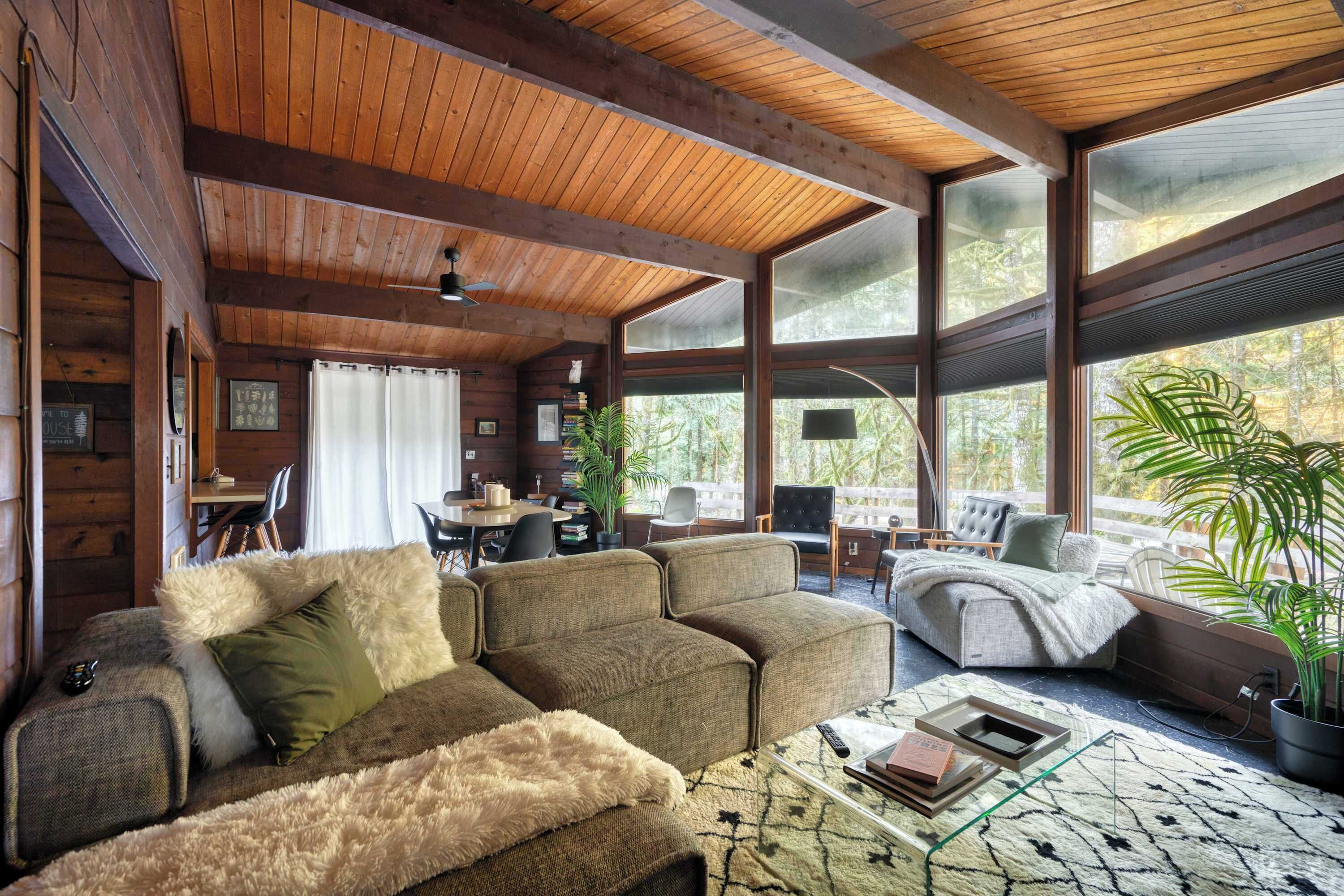 Televisión, chimenea y oficina 