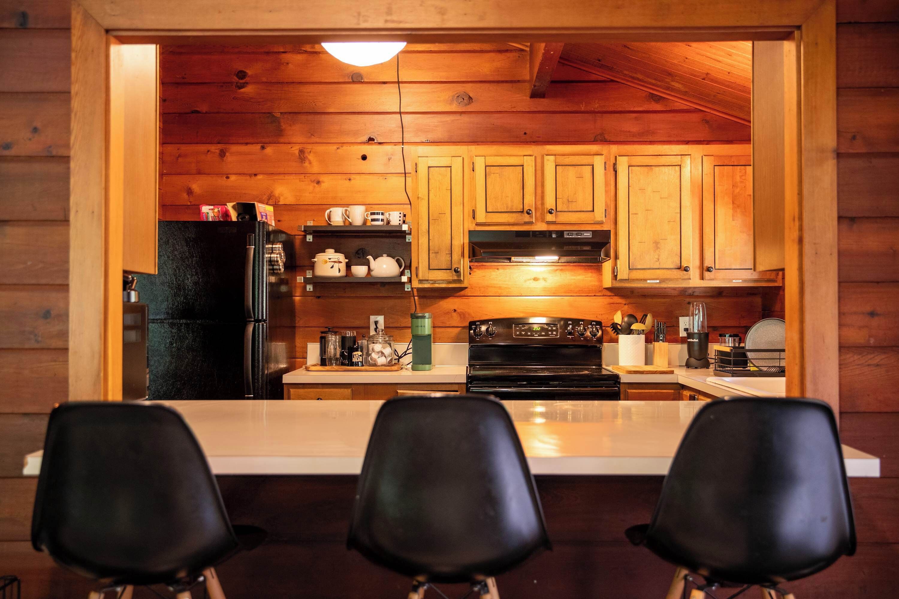 Kjøleskap, mikrobølgeovn, ovn og kokeplater