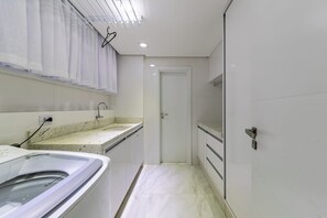 Een douche, handdoeken, zeep, toiletpapier